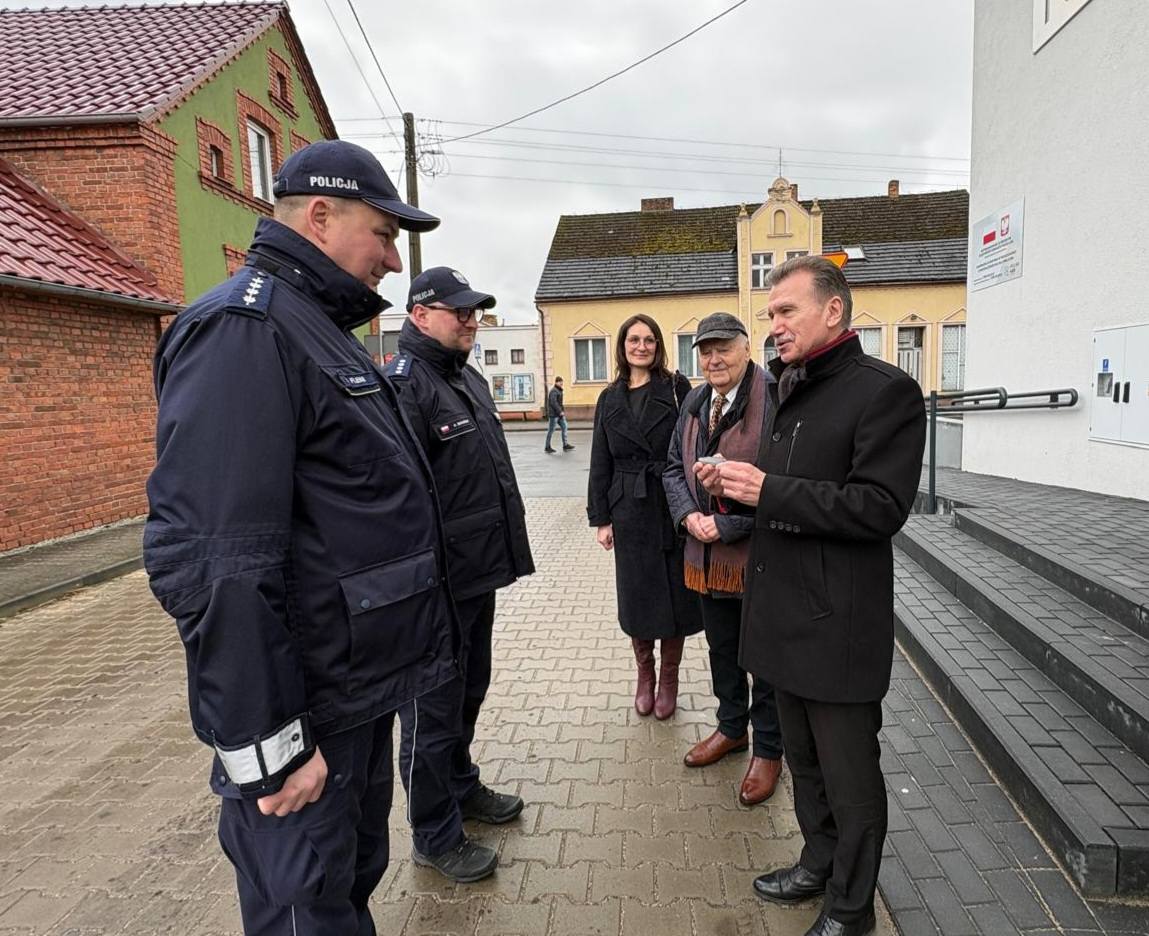 Przekazanie nowego pojazdu samochodowego Policji w Miedzichowo. Klucze do nowego pojazdu przekazuje Wójt Gminy Miedzichowo na ręce Kierownika Posterunku Policji w Miedzichowie.